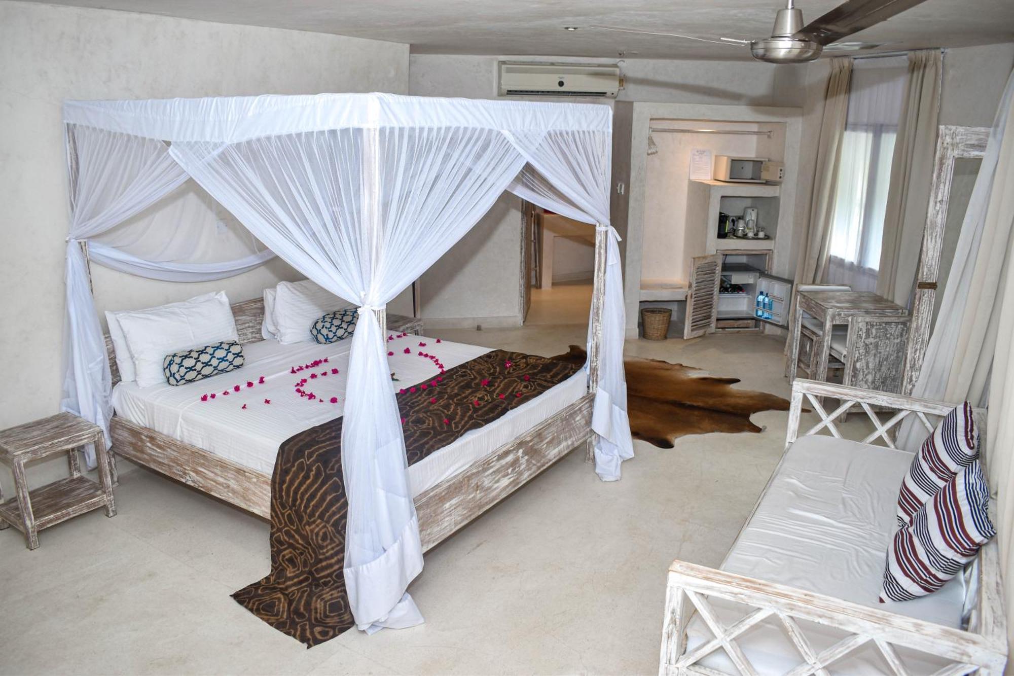 The Villa Luxury Suites Hotel Diani Beach Extérieur photo